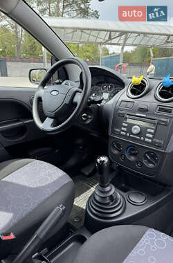 Хетчбек Ford Fiesta 2005 в 