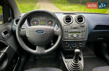 Хетчбек Ford Fiesta 2006 в 