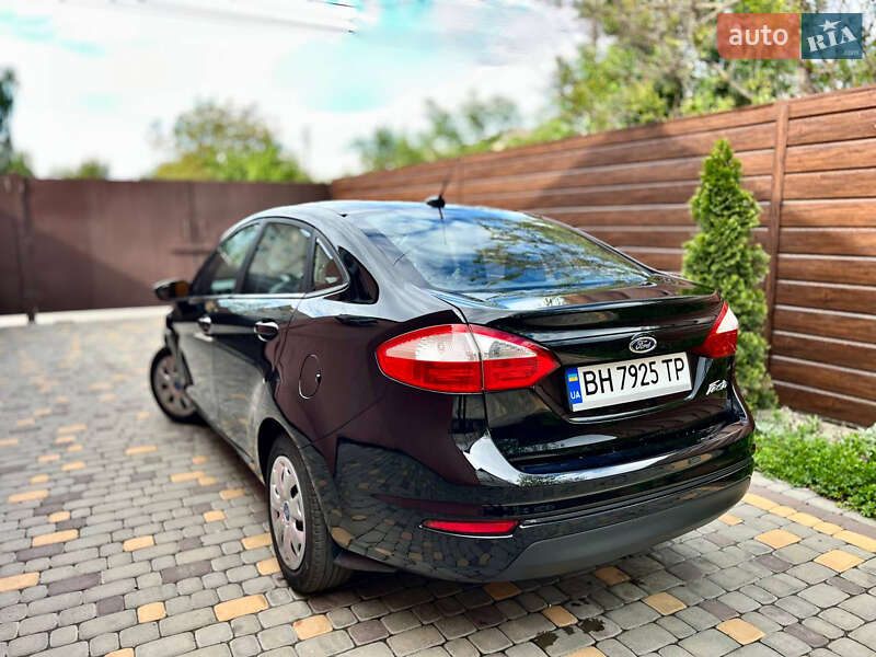 Седан Ford Fiesta 2016 в Гнівані