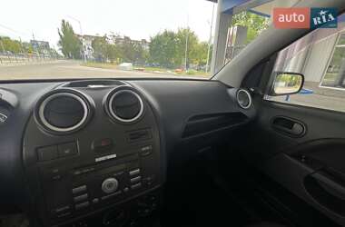 Хетчбек Ford Fiesta 2005 в 
