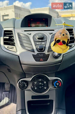 Хэтчбек Ford Fiesta 2010 в 