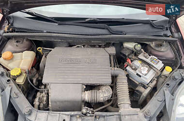 Хэтчбек Ford Fiesta 2006 в 