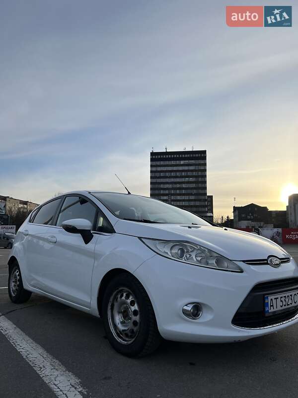 Седан Ford Fiesta 2012 в 