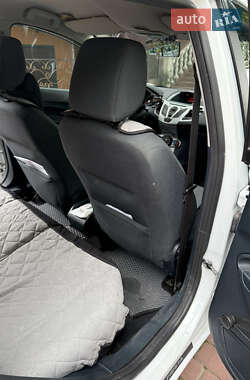 Хетчбек Ford Fiesta 2012 в 