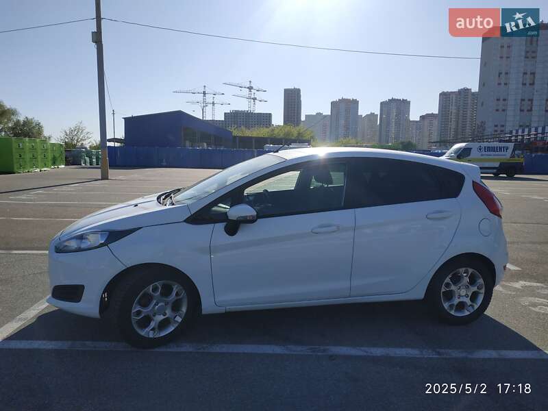 Хэтчбек Ford Fiesta 2015 в 