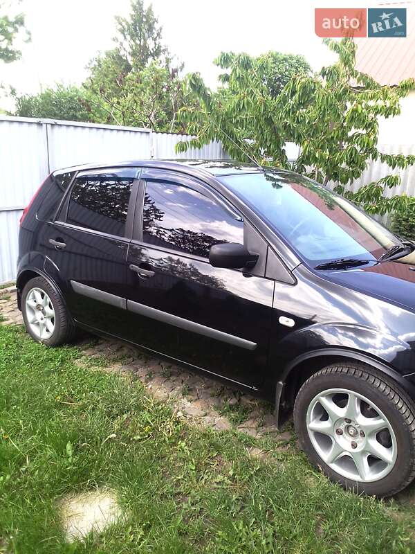 Хэтчбек Ford Fiesta 2006 в Коломаке