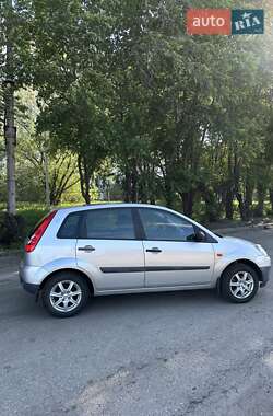Хэтчбек Ford Fiesta 2005 в 