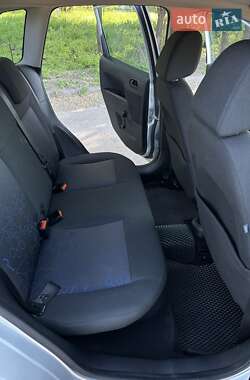 Хэтчбек Ford Fiesta 2005 в 