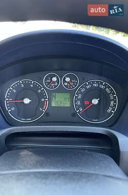 Хэтчбек Ford Fiesta 2005 в 