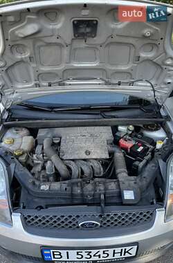 Хэтчбек Ford Fiesta 2005 в 
