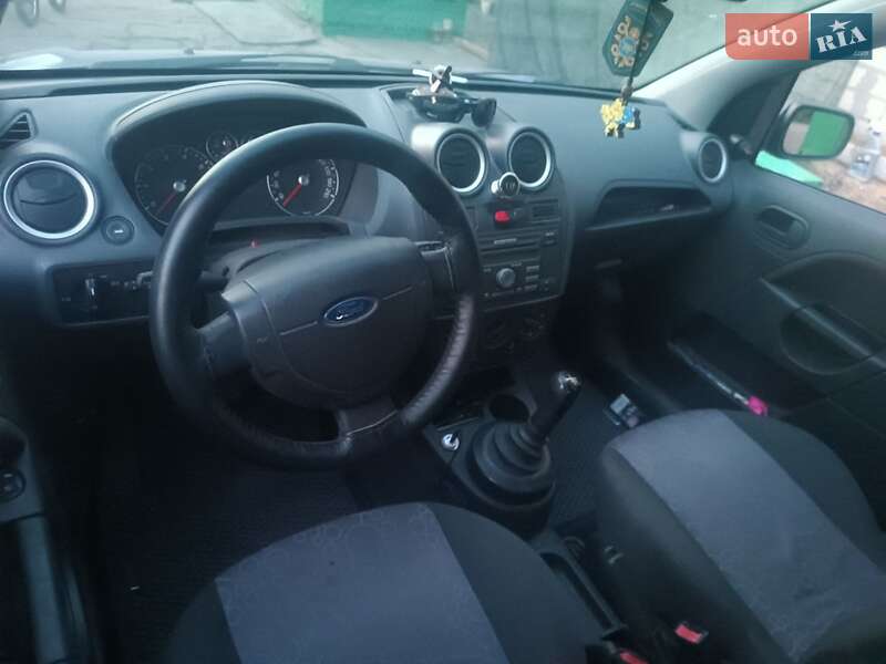 Хэтчбек Ford Fiesta 2006 в Синельниково