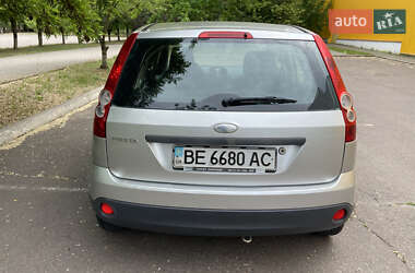 Хэтчбек Ford Fiesta 2005 в 