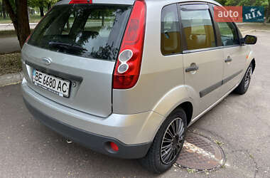 Хэтчбек Ford Fiesta 2005 в 