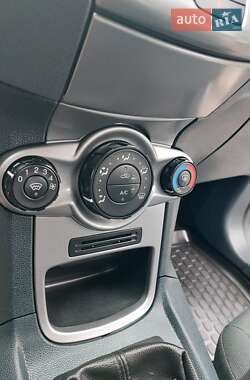 Хетчбек Ford Fiesta 2011 в 