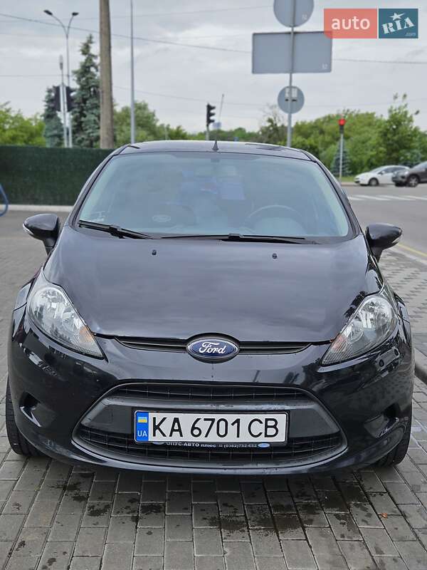 Хэтчбек Ford Fiesta 2012 в 