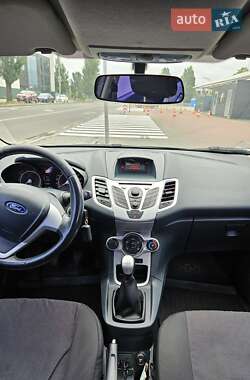 Хэтчбек Ford Fiesta 2012 в 