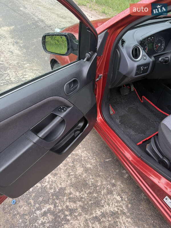 Хэтчбек Ford Fiesta 2007 в 