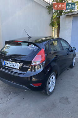 Хэтчбек Ford Fiesta 2016 в 