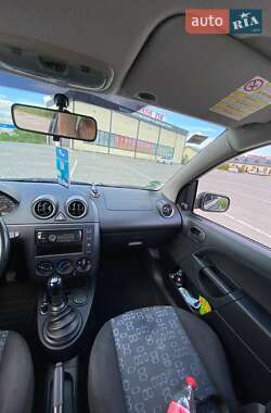 Хэтчбек Ford Fiesta 2004 в 
