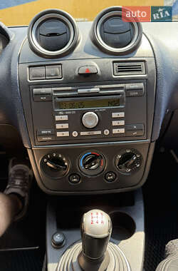 Хэтчбек Ford Fiesta 2007 в 