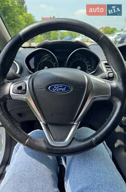 Хэтчбек Ford Fiesta 2016 в 