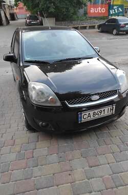 Хэтчбек Ford Fiesta 2005 в 