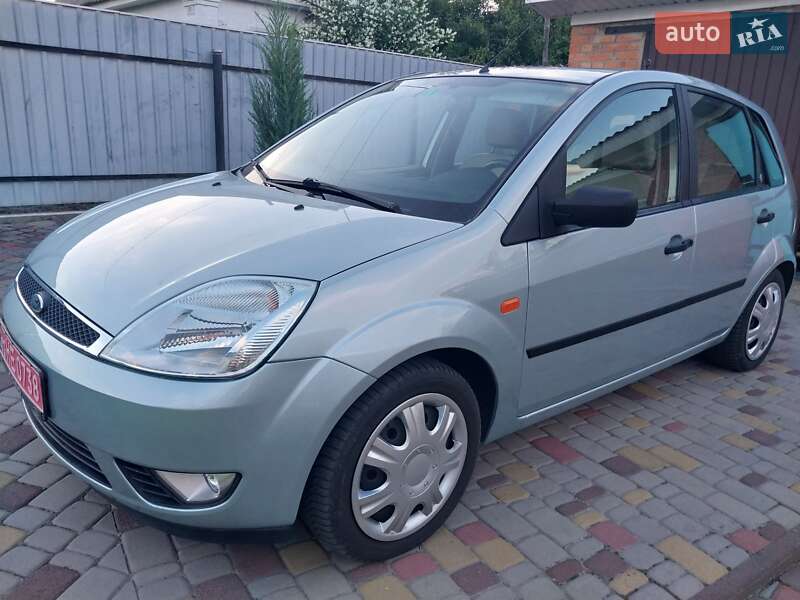 Хэтчбек Ford Fiesta 2004 в 