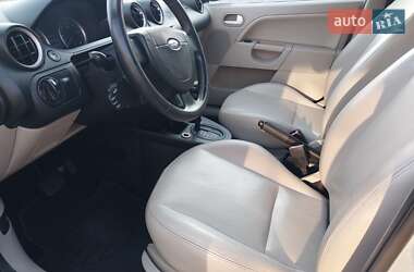 Хэтчбек Ford Fiesta 2004 в 