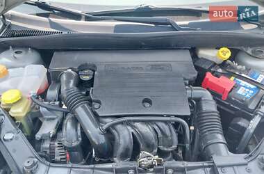 Хэтчбек Ford Fiesta 2004 в 