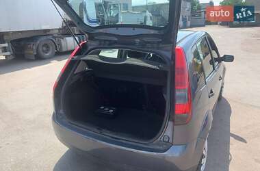 Хэтчбек Ford Fiesta 2004 в 
