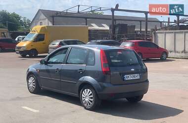 Хэтчбек Ford Fiesta 2004 в 