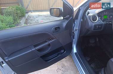 Хэтчбек Ford Fiesta 2006 в 