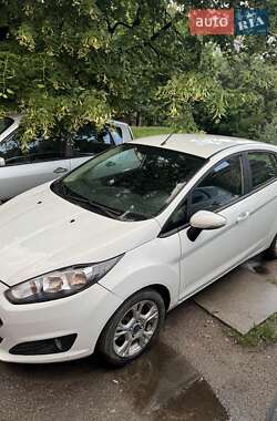 Хэтчбек Ford Fiesta 2016 в 