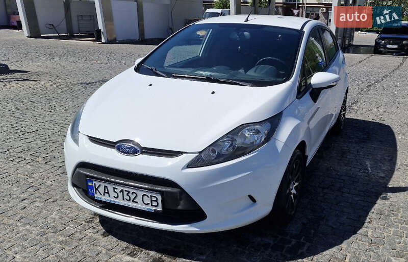 Хэтчбек Ford Fiesta 2011 в 