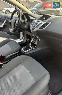 Хэтчбек Ford Fiesta 2011 в 