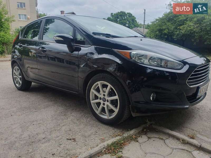 Хэтчбек Ford Fiesta 2016 в 