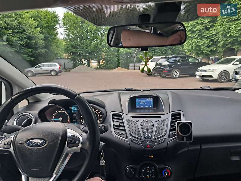 Хэтчбек Ford Fiesta 2016 в Львове