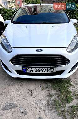 Хэтчбек Ford Fiesta 2016 в 