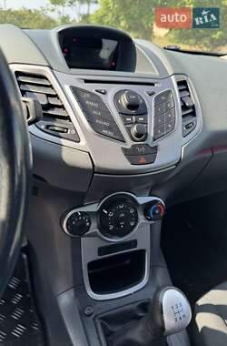 Хэтчбек Ford Fiesta 2010 в 