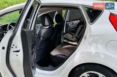 Хэтчбек Ford Fiesta 2015 в 
