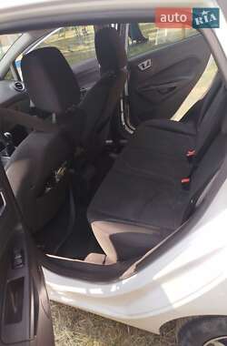Хэтчбек Ford Fiesta 2012 в 