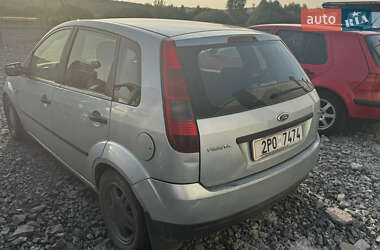 Хэтчбек Ford Fiesta 2004 в 