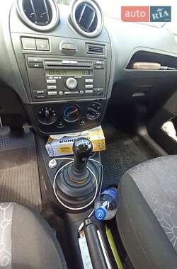 Хэтчбек Ford Fiesta 2006 в 