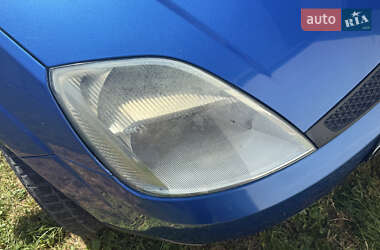 Хэтчбек Ford Fiesta 2005 в 