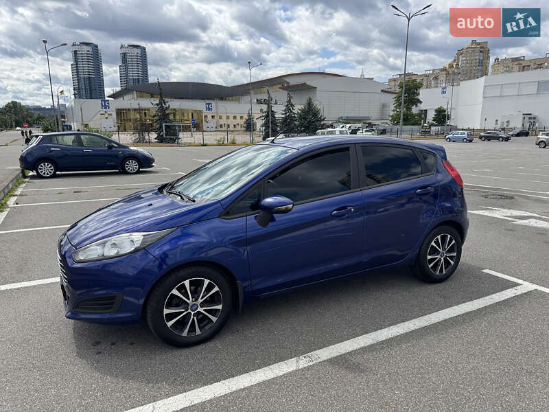 Хэтчбек Ford Fiesta 2015 в 
