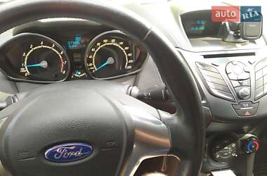 Хэтчбек Ford Fiesta 2016 в 