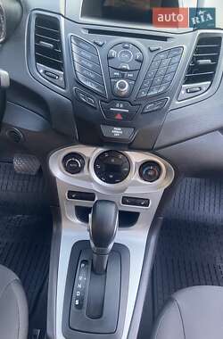 Хэтчбек Ford Fiesta 2015 в 