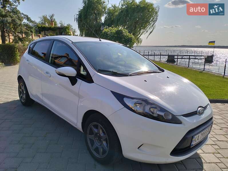 Хэтчбек Ford Fiesta 2011 в 