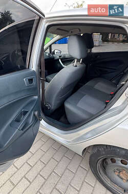 Хэтчбек Ford Fiesta 2012 в 