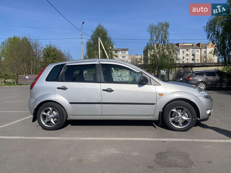 Хэтчбек Ford Fiesta 2002 в Здолбунове